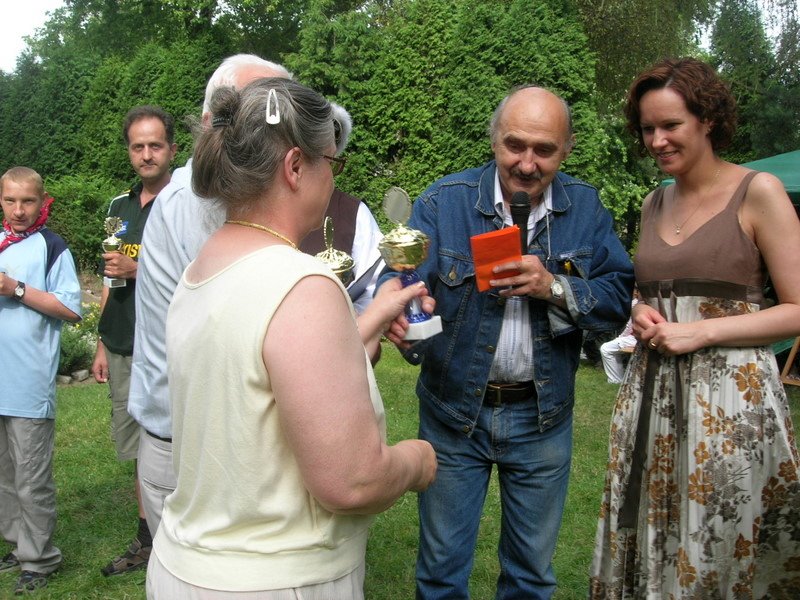 Odbiór pucharów za zajęscie II miejsca w grze w boules